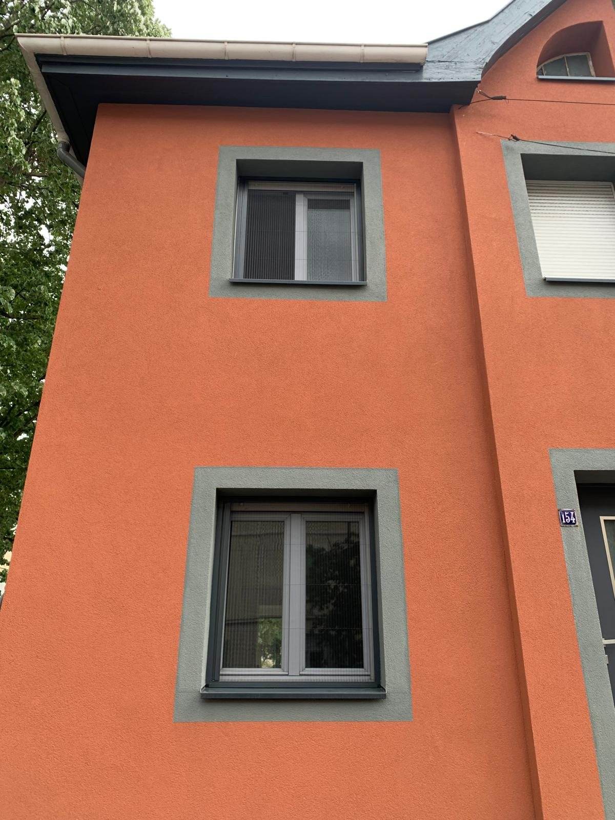 Moustiquaire sur-mesure posée sur façade, finition terracotta