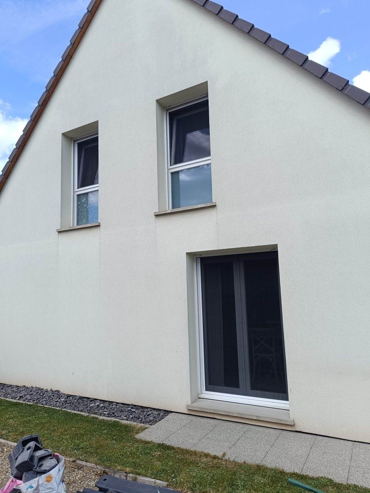 Moustiquaire sur-mesure posée sur façade de maison