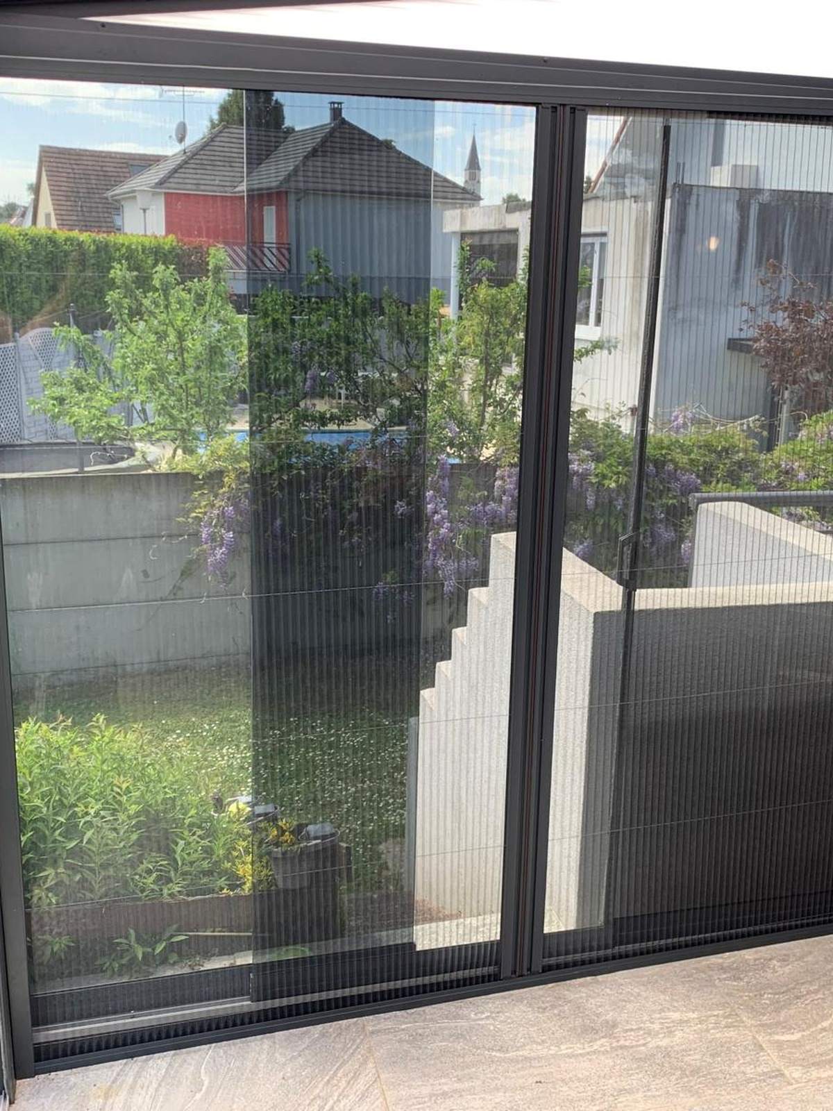 Moustiquaire plissée sur porte-fenêtre coulissante